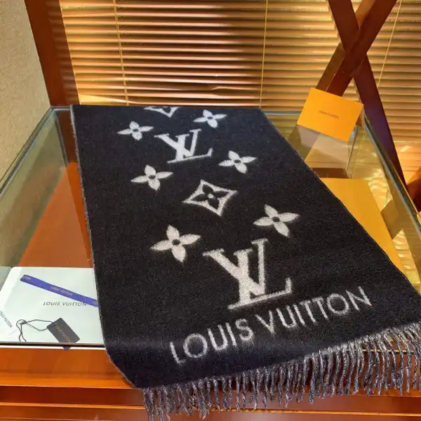 Rep LOUIS VUITTON REYKJAVIK SCARF 0201