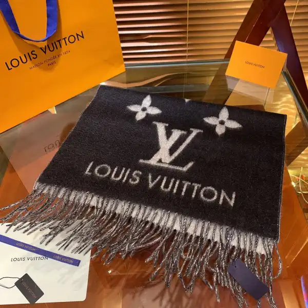 Rep LOUIS VUITTON REYKJAVIK SCARF 0201